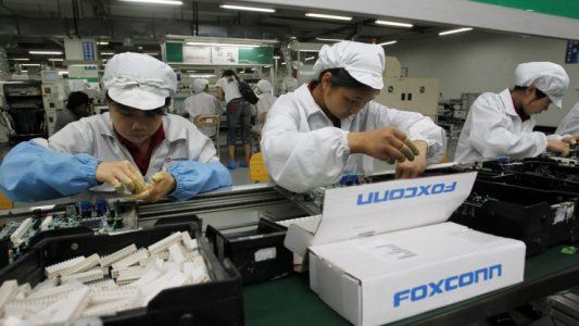 La empresa taiwanesa que fabrica los iPhones incrementa la producción de barbijos para evitar el coronavirus