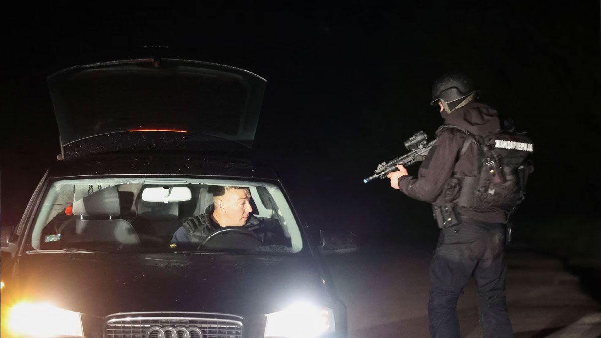 Un policía de la fuerza especial en el momento de la búsqueda del autor de este nuevo homicidio en Belgrado. (Foto, Gentileza The National)