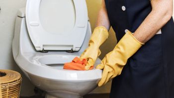 Guantes para la limpieza: cuáles conviene usar y por qué no alcanza con ponérselos
