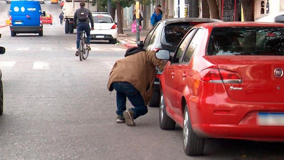 Le robaron las cenizas de sus padres. Foto: el 12 TV.&nbsp;