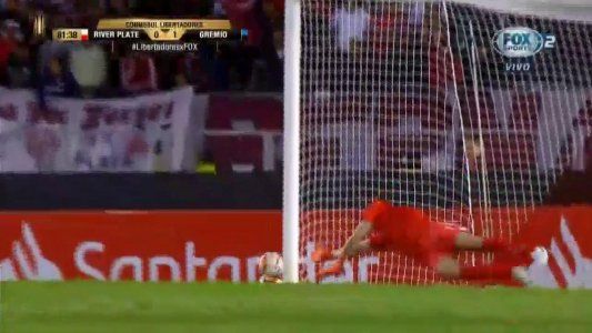 Leo Gomes tuvo el 2-0, pero su remate pasó rozando el palo de Armani