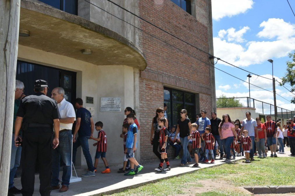En un clima de dolor y respeto, despidieron los restos de Emiliano Sala en el pueblo de Progreso