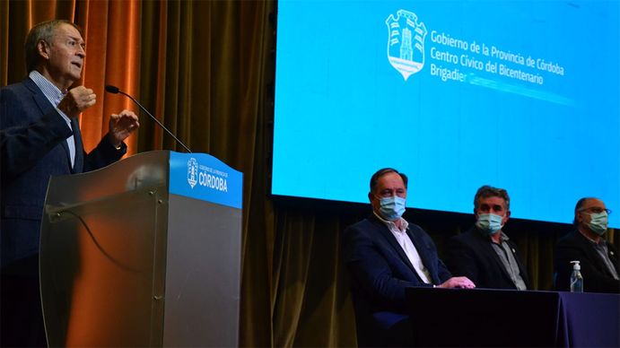Schiaretti le ganó de mano a Julián Domínguez con la Mesa de Enlace y volvió a diferenciarse del kirchnerismo