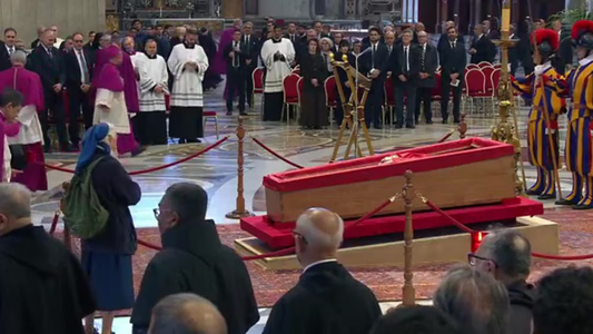 Quién es la monja argentina que logró saltar el protocolo para despedir a su amigo el Papa Francisco