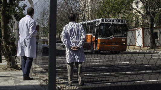 Sigue tomada por los jueces la calle de Comodoro Py que aísla a una escuela en Retiro