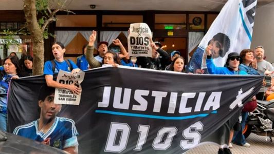 Juicio por Maradona: un policía dio nuevos detalles de cómo encontró muerto al Diez