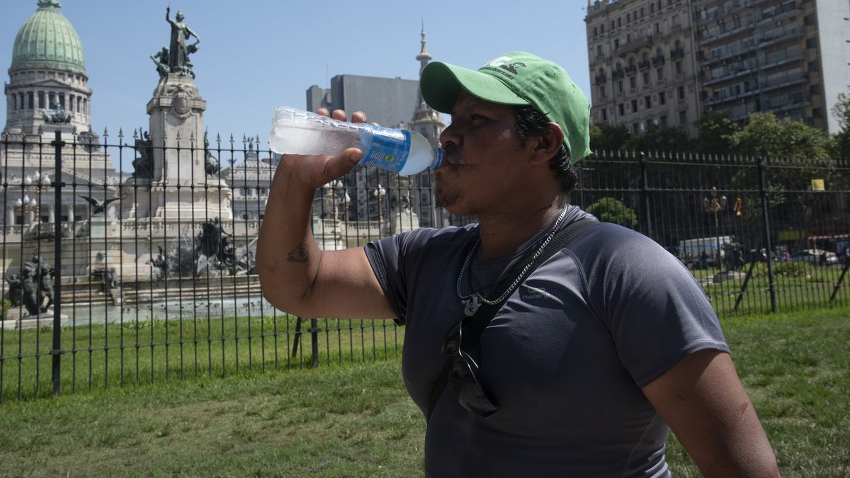 El calor no afloja: se mantiene el alerta roja en la ciudad de Buenos Aires y parte de la provincia. (Télam)
