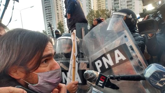 Tras renunciar como diputado, Nicolás del Caño estuvo en el corte del Puente Pueyrredón