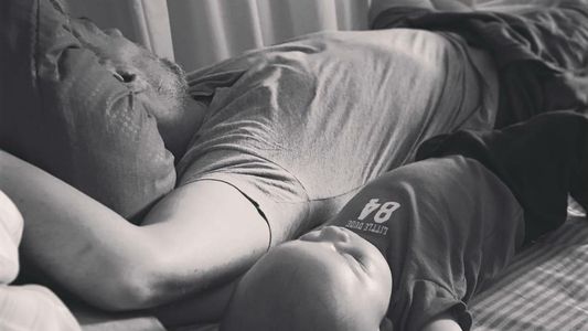 La tierna foto del Chato Prada durmiendo con su hijo Valentín