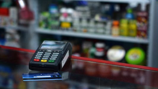 Aumentaron el reintegro en compras con tarjeta de débito: quiénes pueden acceder y hasta cuándo