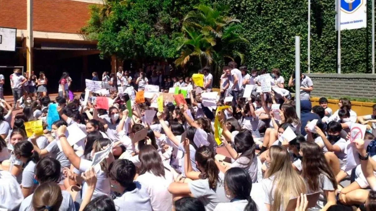 Misiones: revelan chats que demuestran cómo abusaban a menores en una  escuela