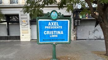 Aparecieron carteles con las consignas Axel presidente y Cristina libre en Recoleta