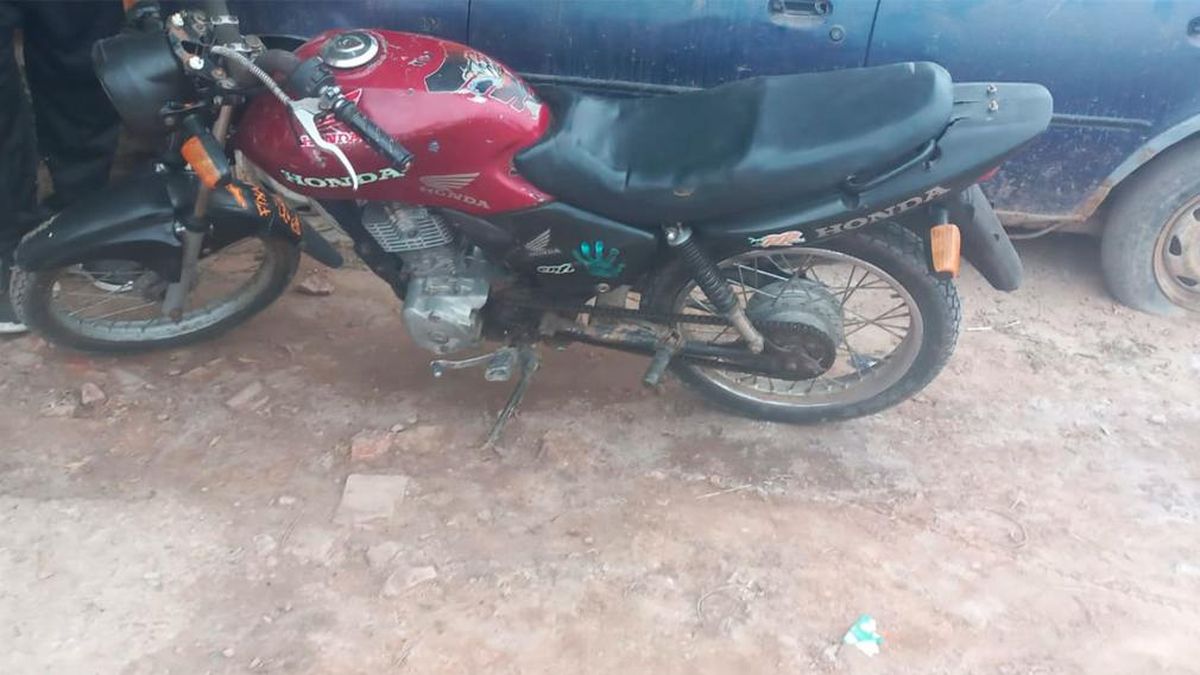 Un joven robó una moto y al día siguiente la tuvo que devolver. Su padre lo entregó a la policía. 