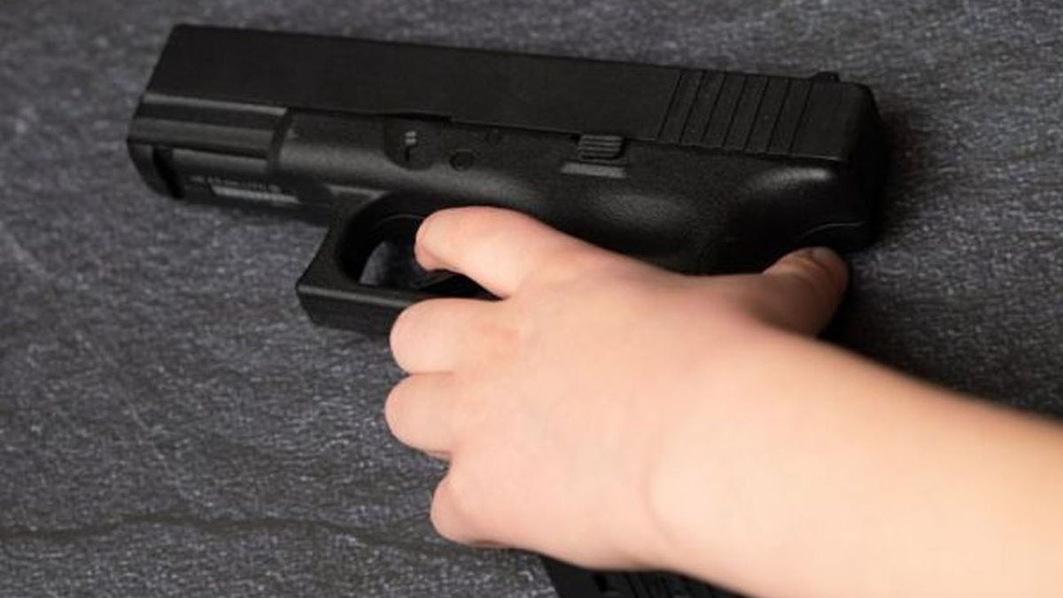 Un niño de 3 años tuvo acceso a un arma que no poseía seguro y mató a su hermanita (Foto: archivo)