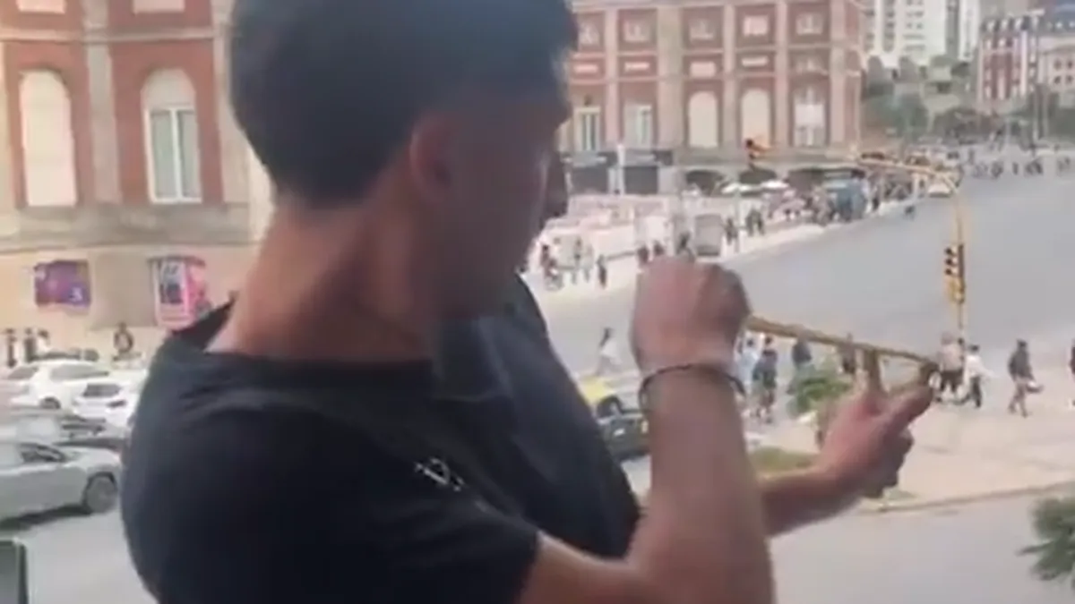 Video: jóvenes turistas alquilaron un departamento en Mar del Platay se grabaron arrojando piedras a los peatones