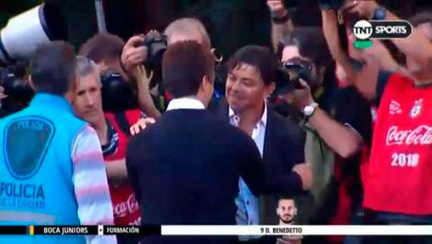 Buen gesto de Barros Schelotto y Gallardo antes del partido