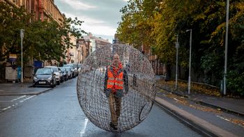 Impresionante: caminó 1.500 kilómetros por Europa en el interior de una bola de acero para concienciar sobre el cambio climático