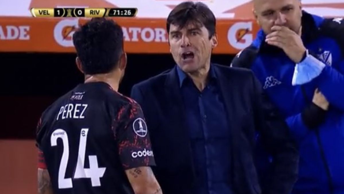 Cacique Medina contra Enzo Pérez en Vélez-River.