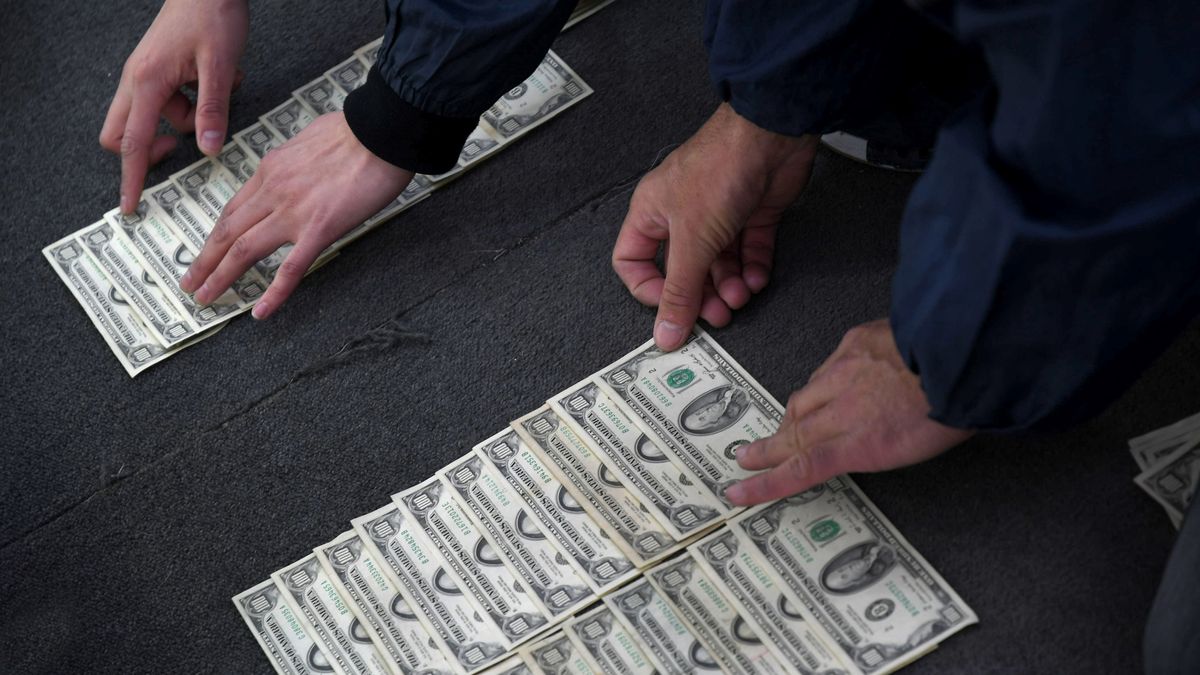 Decomisan US$ 800.000 en efectivo y detienen a varias personas que escondían el dinero en sus ropas. (Télam)