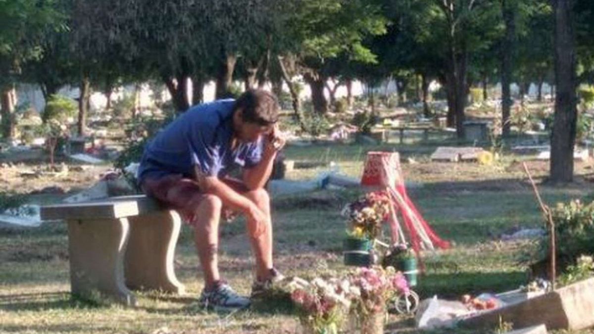 Amor incondicional: escuchó el partido junto a la tumba de su hijo