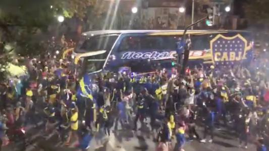 Una multitud despidió al plantel de Boca rumbo a Ezeiza