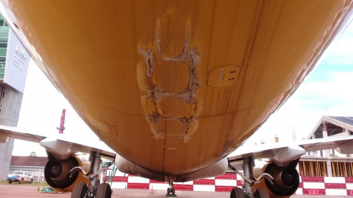Un avión de Flybondi debió cancelar el despegue al chocar la cola contra la pista