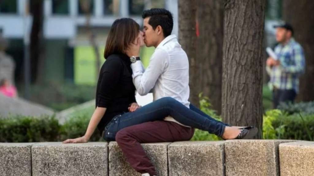 Escracharon a una pareja practicando sexo en plena calle