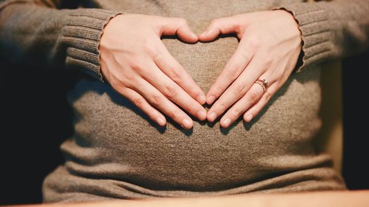 Gestación solidaria: una práctica en auge que requiere de una ley urgente en la Argentina