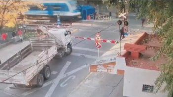 Estación Floresta: el trágico hecho se registró en el paso a nivel ubicado en el cruce de las calles Yerbal y Cuenca (Foto: captura de TV). Estación Floresta: el trágico hecho se registró en el paso a nivel ubicado en el cruce de las calles Yerbal y Cuenca (Foto: captura de TV).