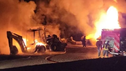 Conflicto mapuche: encapuchados incendiaron máquinas viales y amenazaron a un sereno con armas