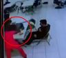 Video: Mujer le pega con un cinturón a un compañero de su hijo en la escuela