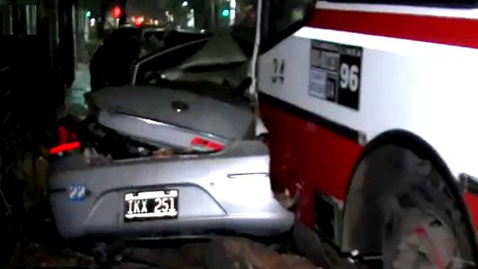 Impresionante choque en Boedo: un colectivo perdió el control e impactó contra cinco autos