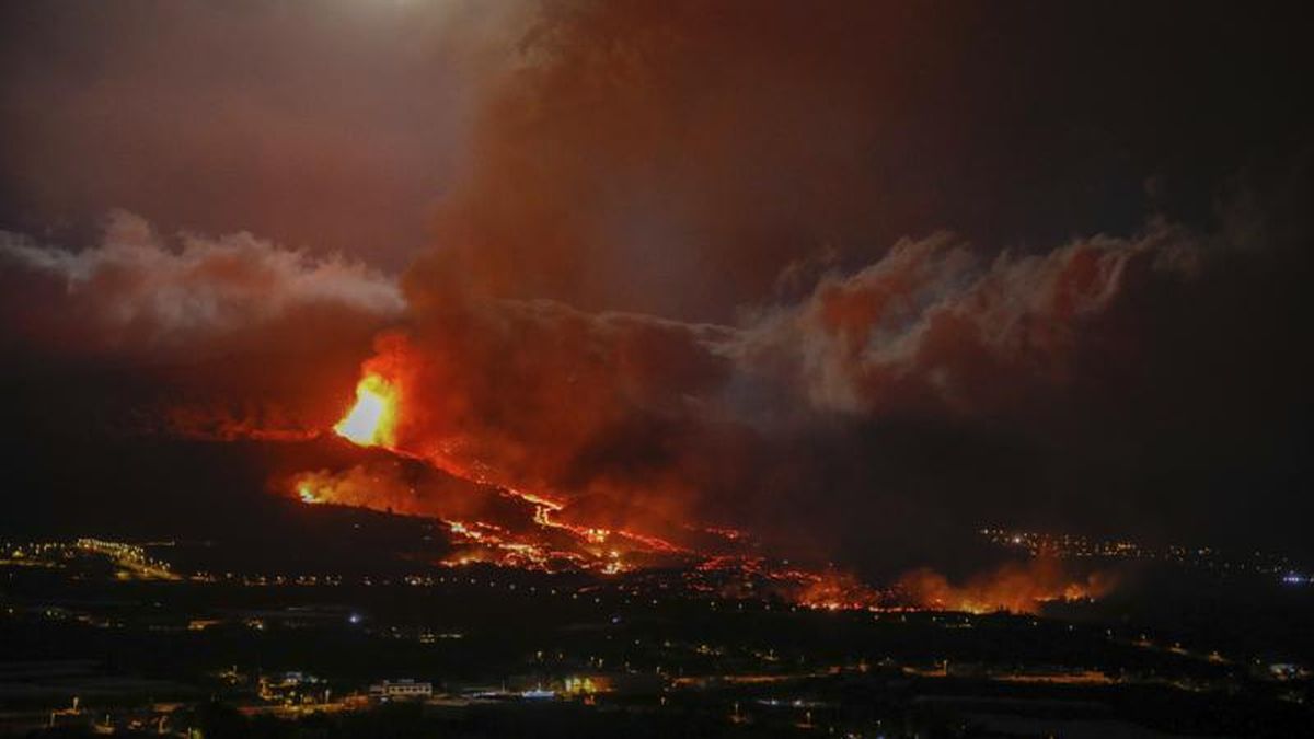 Un volcán entra en erupción en la isla española de La Palma y fuerza masivas evacuaciones