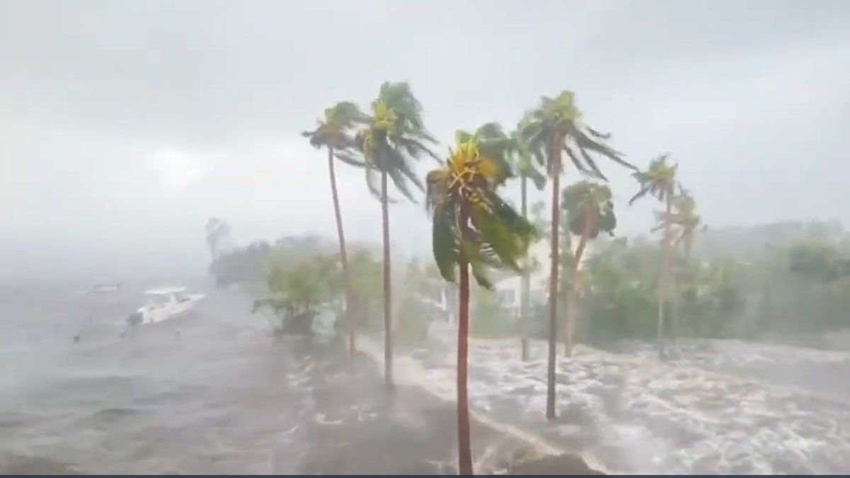 En las costas de Florida, el paso del huracán Ian provocó olas de hasta 6 metros (Foto: captura de TV)