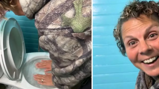 Mostró el truco definitivo para destapar el inodoro y se ganó la ovación del mundo