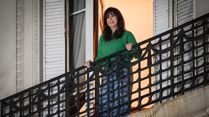 La Justicia ordenó embargar el departamento de San José 1111 de Cristina Kirchner