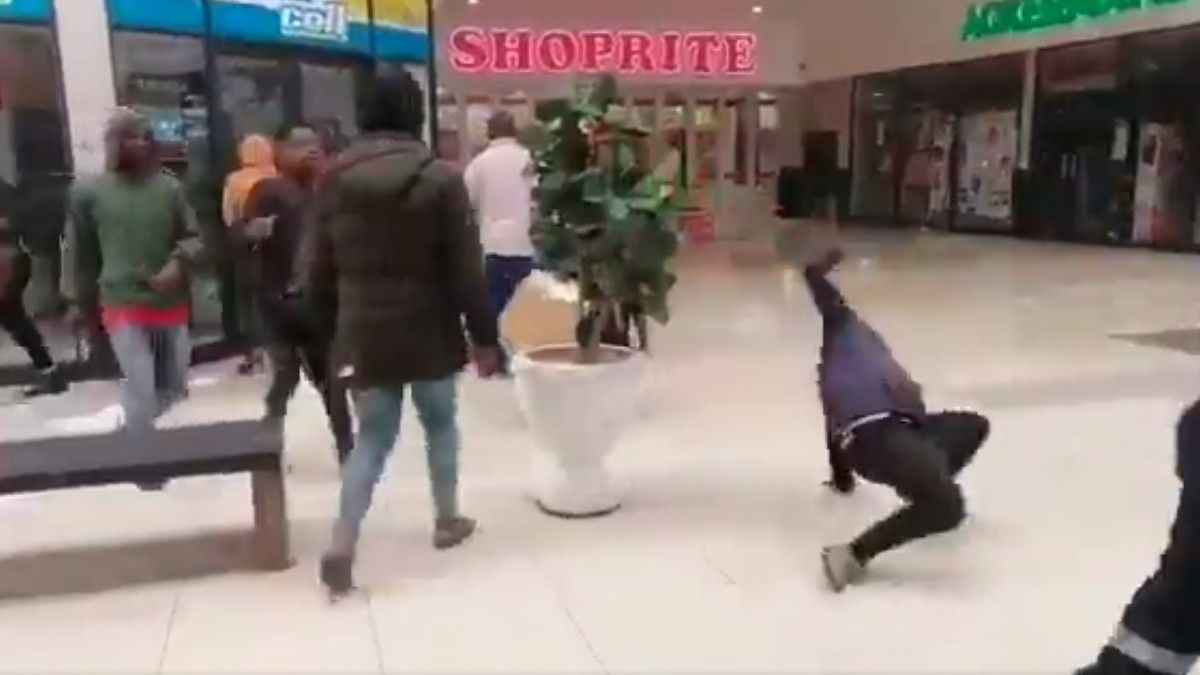 La insólita idea que salvó a un shopping de los saqueos en Sudáfrica.&nbsp;