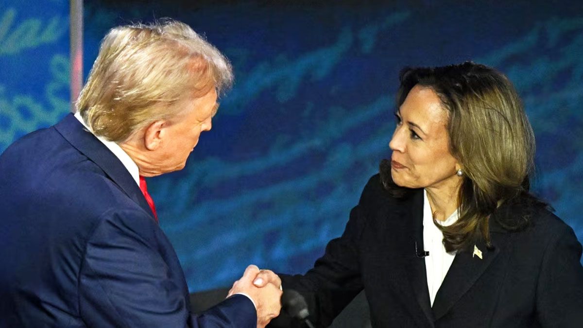 Kamala Harris fue a buscar a Donald Trump para saludarlo. Primer punto a su favor antes de iniciar el debate. (Foto: Gentileza RFERL)