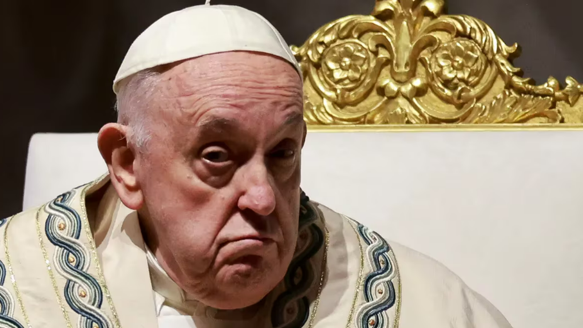 El papa presidió la Vigilia Pascual en el Vaticano (Foto: Reuters)