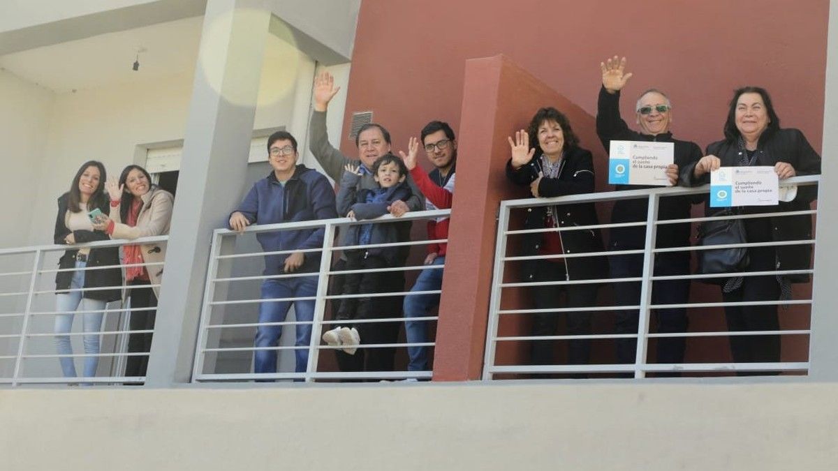 Fernández, Ferraresi y Uñac entregaron viviendas y créditos en San Juan