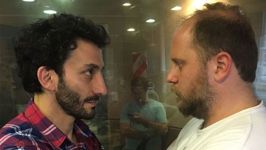 La novia de Cayetano se le declaró a Juan Minujín y el periodista ¿la dejó?