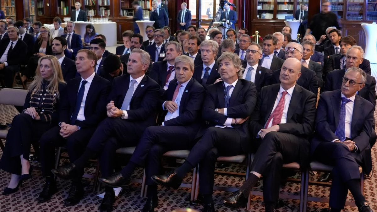 Milei participó de una gala realizada en el primer nivel de la Torre Eiffel, donde agradeció la presencia de empresarios, funcionarios e invitados. (Foto: Presidencia)