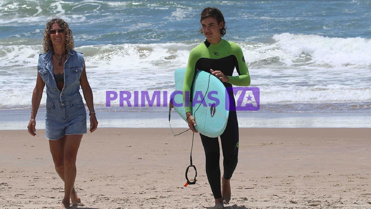 Maru Botana acompaña a su hijo a hacer surf en José Ignacio