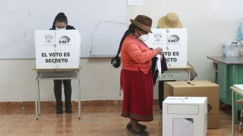 Ecuador revisará el 50% de los votos de la primera vuelta para definir el competidor de Arauz