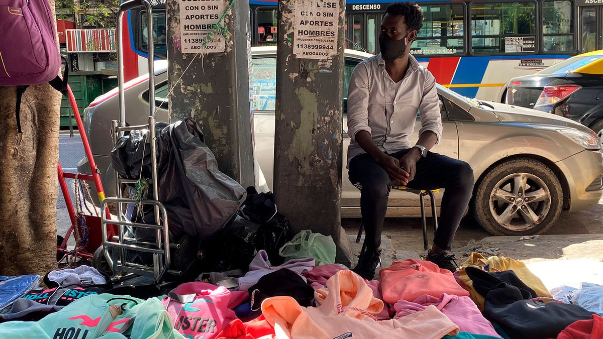 Una mujer se cansó y revoleó por los aires toda la mercadería de los  manteros instalados