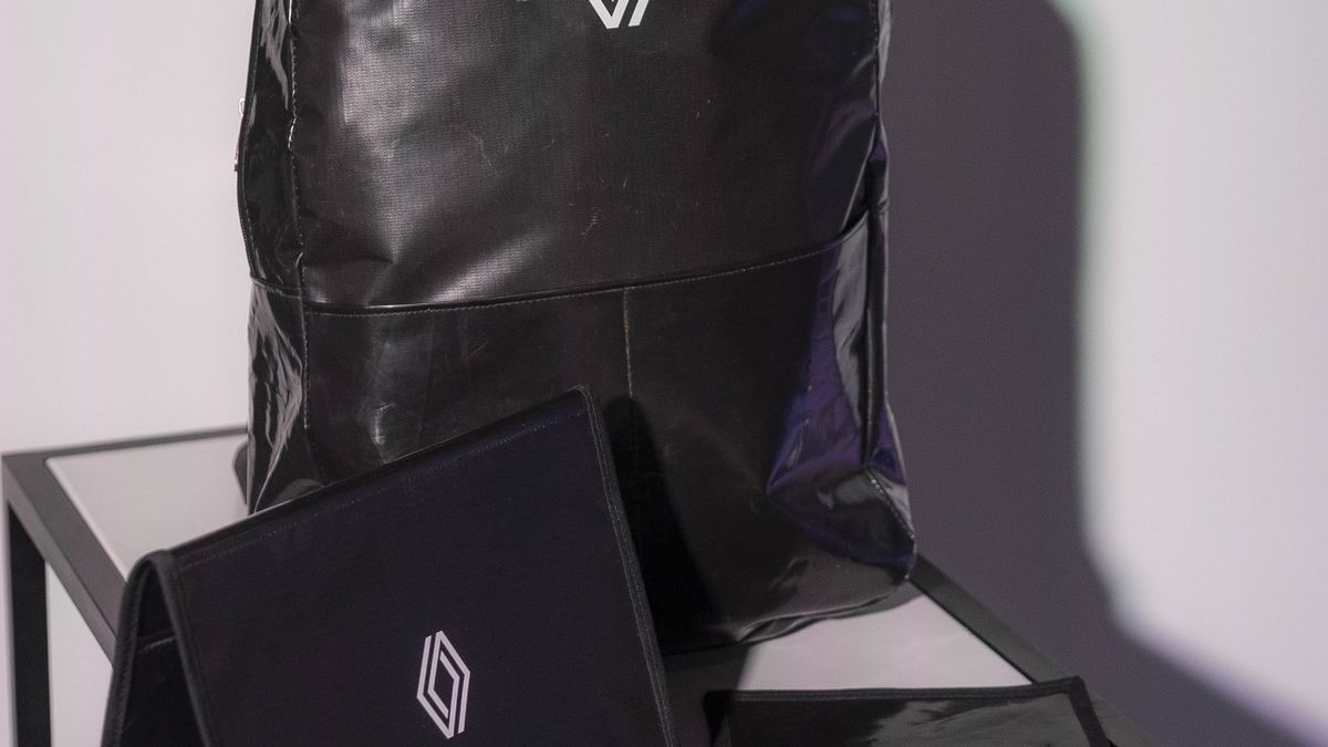 Para el lanzamiento del nuevo Renault Duster se confeccionó en alianza con Proyecto Restaurar una línea de productos realizados 100% con material reciclable de silo bolsa producido por personas que en el pasado estuvieron privadas de su libertad y que ahora trabajan en talleres protegidos accediendo a oportunidades genuinas de empleo.&nbsp; Los nuevos accesorios que son comercializados a través de la boutique incluyen: Eco Libreta con resorte; Bolsa para residuos para palanca de cambios; Porta Documentos y Eco Mochila con compartimiento para notebook.&nbsp;