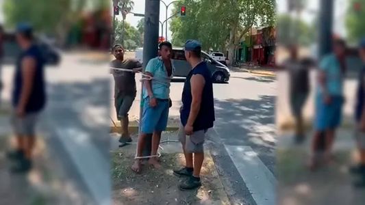 Video | Un grupo de hombres persiguió y ató contra un poste a un ladrón en Rosario