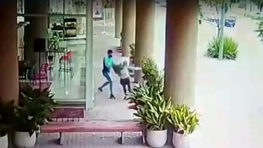 Video | Una periodista de Rosario sufrió un violento robo de motochorros