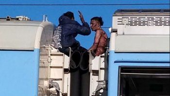 Murió el joven que sufrió una descarga eléctrica cuando viajaba en el techo del tren Roca
