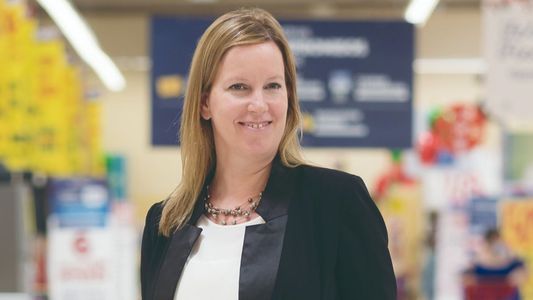 Este supermercado presentó su propia tarjeta y se posiciona en el mercado financiero local